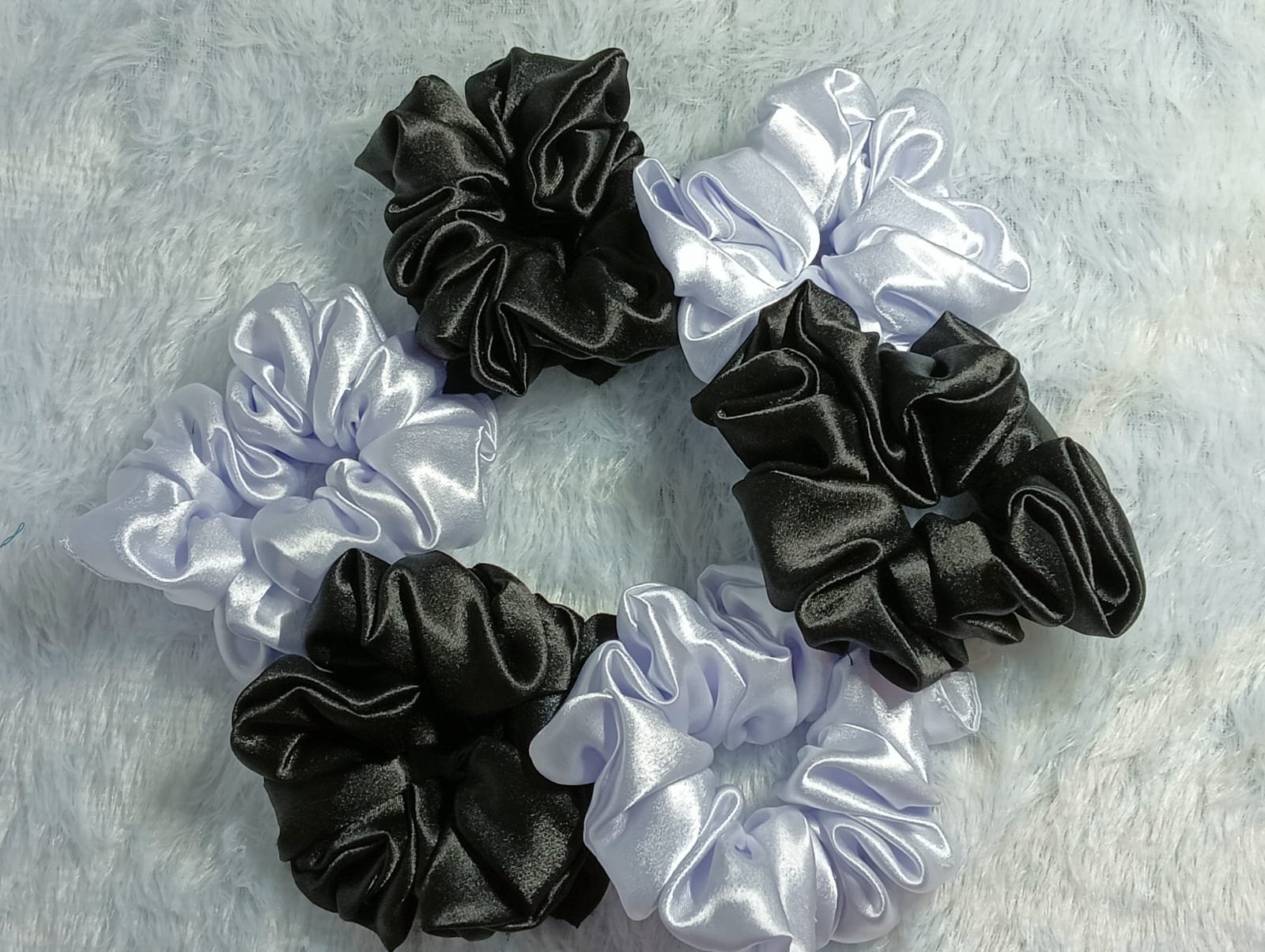 White & black scrunchies 